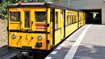 Die älteste U-Bahn-Baureihe AI ist zur "Langen Nacht" zwischen Zoo und Olympia-Stadion unterwegs..