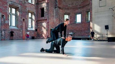Raumforscher. James Batchelor und Chloe Chignell in der St. Elisabeth-Kirche. 
