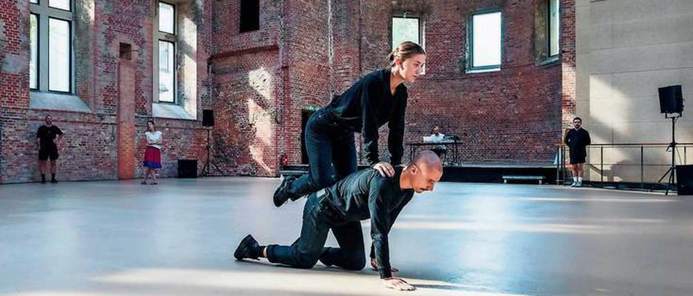 Raumforscher. James Batchelor und Chloe Chignell in der St. Elisabeth-Kirche. 