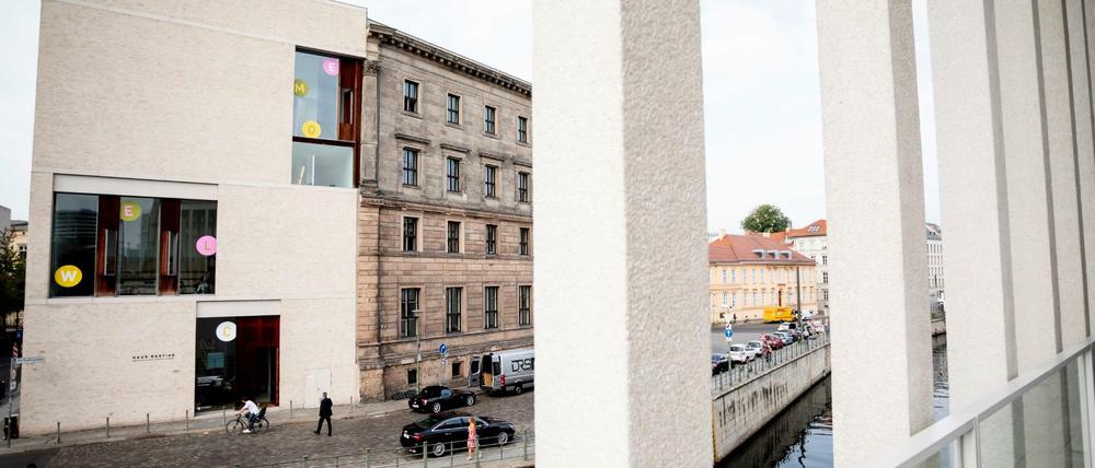 Haus Bastian (l.), von der James-Simon-Galerie aus gesehen.