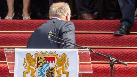 Er geht nicht ganz: Uli Hoeneß, Präsident FC Bayern München, verlässt während des Empfangs durch den bayerischen Ministerpräsidenten im Hofgarten hinter der bayerischen Staatskanzlei das Rednerpult. Einen Platz im Aufsichtsrat wird Hoeneß wohl in Zukunft behalten.