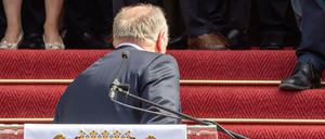 Er geht nicht ganz: Uli Hoeneß, Präsident FC Bayern München, verlässt während des Empfangs durch den bayerischen Ministerpräsidenten im Hofgarten hinter der bayerischen Staatskanzlei das Rednerpult. Einen Platz im Aufsichtsrat wird Hoeneß wohl in Zukunft behalten.