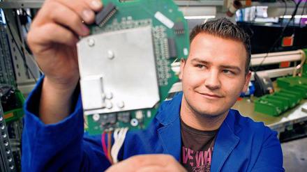 Die Technik am Laufen halten. Fachinformatiker können nach der Ausbildung auf ein gutes Einstiegsgehalt hoffen. 