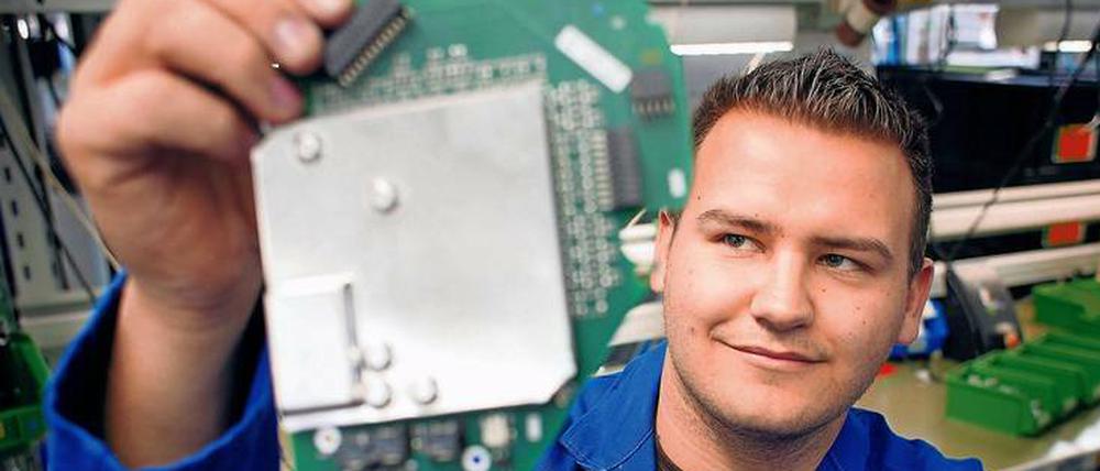 Die Technik am Laufen halten. Fachinformatiker können nach der Ausbildung auf ein gutes Einstiegsgehalt hoffen. 