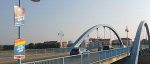 Stadtbrücke zwischen Frankfurt/Oder und Słubice mit Plakaten von AfD und "Die Partei"