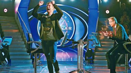 Jubel allerorten. Wenn ein Kandidat bei der RTL-Show „Wer wird Millionär?“ einen ordentlichen Betrag abräumt, dann ist Moderator Günther Jauch (rechts) der Erste, der sich darüber freut. RTL strahlt die Jubiläumssendung am Montag um 20 Uhr 15 aus.