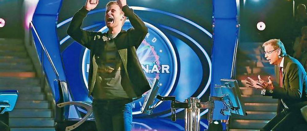 Jubel allerorten. Wenn ein Kandidat bei der RTL-Show „Wer wird Millionär?“ einen ordentlichen Betrag abräumt, dann ist Moderator Günther Jauch (rechts) der Erste, der sich darüber freut. RTL strahlt die Jubiläumssendung am Montag um 20 Uhr 15 aus.