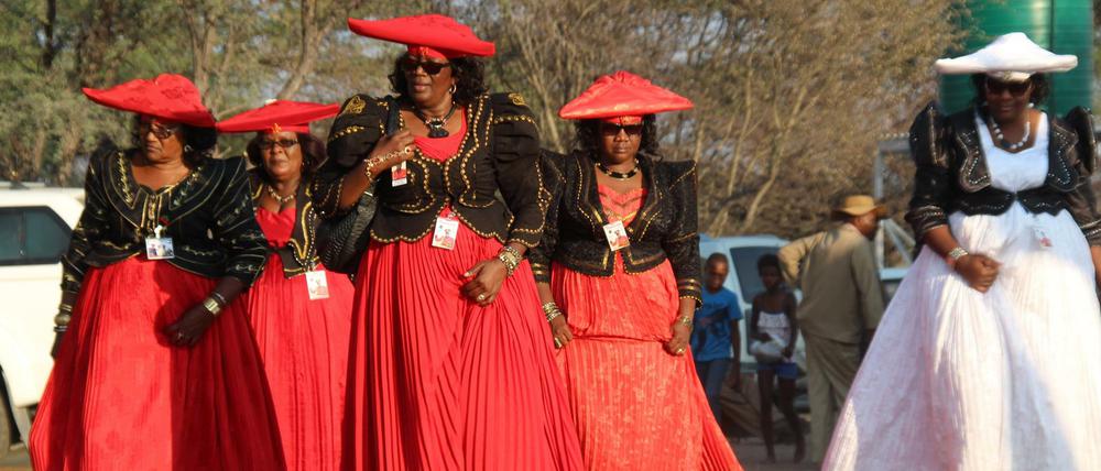 Nachkommen der Herero am Rand der Omaheke-Wüste in Namibia.