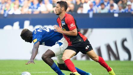 Ausgebremst. Schalkes Salif Sane (l.) stoppt den Berliner Mathew Leckie.