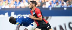 Ausgebremst. Schalkes Salif Sane (l.) stoppt den Berliner Mathew Leckie.