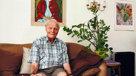 Ereignisreiches Leben. Gerhard Grote in seiner Wohnung in Altglienicke unter dem Porträt seiner Tochter. 