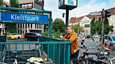 An jeder Ecke Erinnerungen. Am U-Bahnhof hat Laura Tonke als Kind gern Eis gegessen – das Café Dinos gibt’s noch immer.