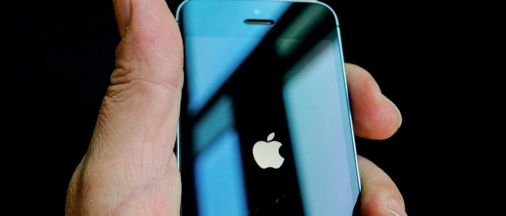 Das Apple-Logo erscheint beim Hochfahren eines iPhone.
