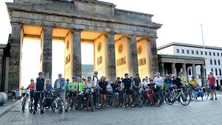 Start der Checkpoint-Radgruppe am Brandenburger Tor. 9 Uhr, alle da, kann losgehen. 