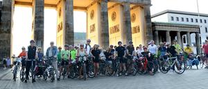 Start der Checkpoint-Radgruppe am Brandenburger Tor. 9 Uhr, alle da, kann losgehen. 