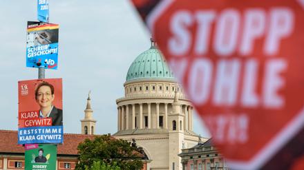 Wahlplakate vor dem Brandenburger Landtag in Potsdam - und ein Banner gegen Kohle.