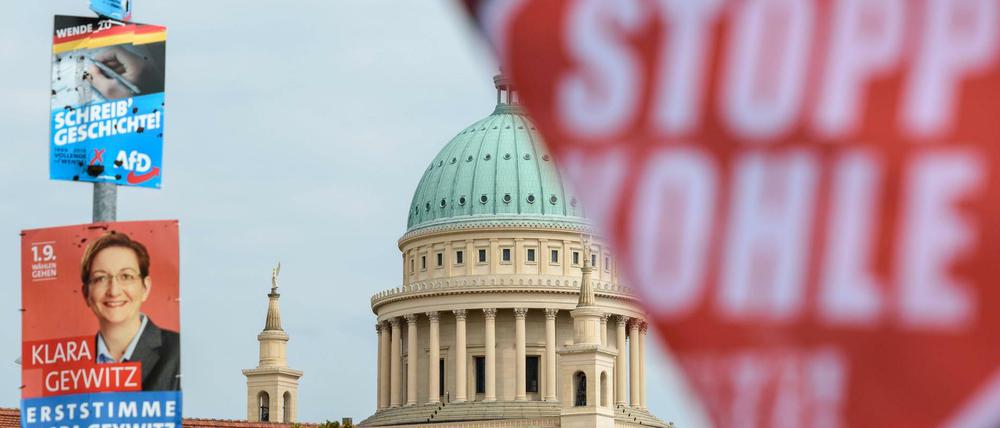 Wahlplakate vor dem Brandenburger Landtag in Potsdam - und ein Banner gegen Kohle.