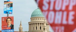 Wahlplakate vor dem Brandenburger Landtag in Potsdam - und ein Banner gegen Kohle.
