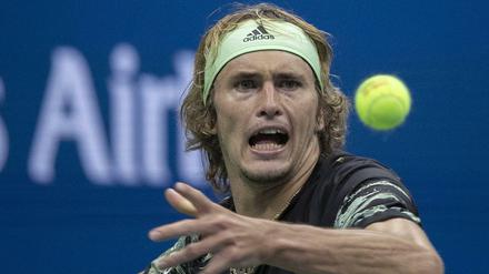 Leidend. Alexander Zverev muss beim letzten Grand-Slam-Turnier des Jahres abreisen.