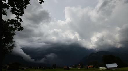 Unwetter, wie hier im bayerischen Garmisch-Patenkirchen, können für Bergwanderer schnell gefährlich werden. 