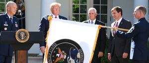 Offizielle Zeremonie zum Auftrag für ein Weltraumkommando