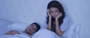 Nächtlicher Lärm. Schnarchen ist eine Volkskrankheit, die auch Beziehungen auf die Probe stellt. Es gibt einen wachsenden Markt für medizinische Hilfsmittel.