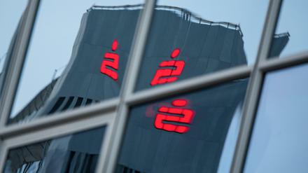 Gemeinsame Filialen von Sparkasse und Volksbank sollen die Antwort auf den Spardruck sein. 
