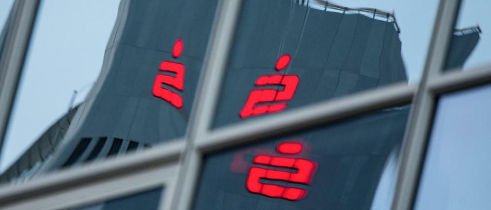 Gemeinsame Filialen von Sparkasse und Volksbank sollen die Antwort auf den Spardruck sein.