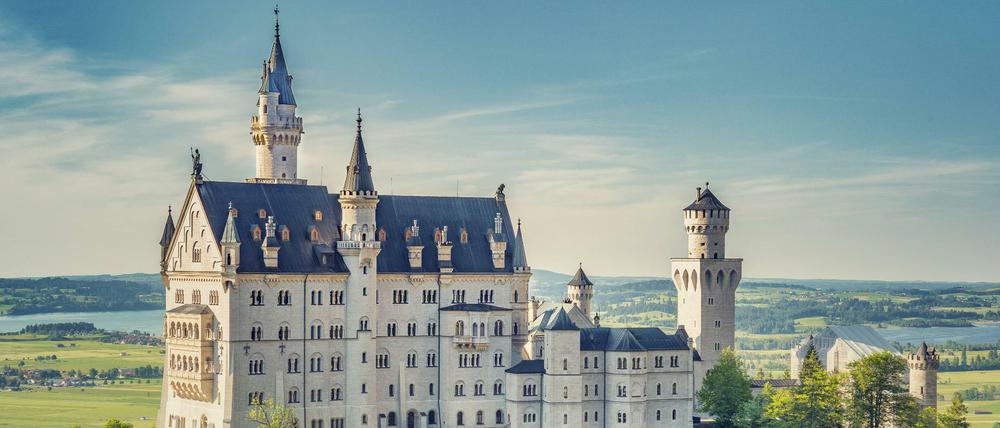 Das Schloss Neuschwanstein steht oberhalb von Hohenschwangau bei Füssen im südlichen Bayern. Der Bau wurde ab 1869 für den bayerischen König Ludwig II. als idealisierte Vorstellung einer Ritterburg aus der Zeit des Mittelalters errichtet. 