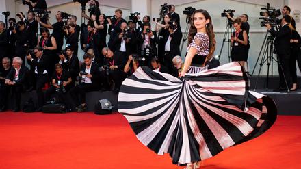 Die portugiesische Schauspielerin Sara Sampaio lässt zur Premiere für den Film "Joker" ihr Kleid wehen.