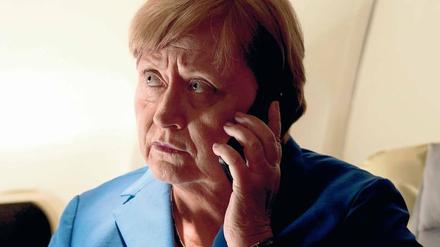 „Schaffen wir das?“. Angela Merkel (Heike Reichenwallner) nutzt jede Gelegenheit zwischen ihren Terminen am 4. September 2015, um durch Telefondiplomatie eine europäische Lösung in der Flüchtlingsfrage zu finden.