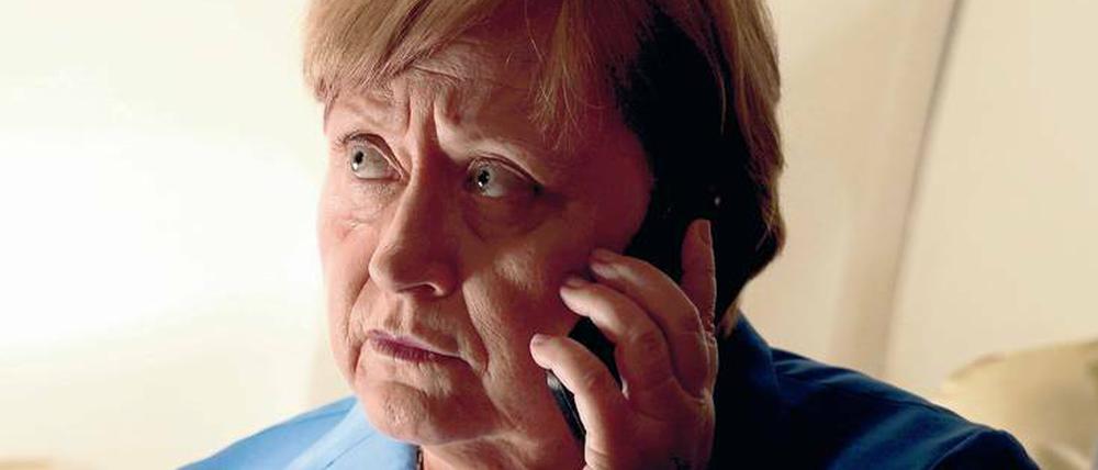 „Schaffen wir das?“. Angela Merkel (Heike Reichenwallner) nutzt jede Gelegenheit zwischen ihren Terminen am 4. September 2015, um durch Telefondiplomatie eine europäische Lösung in der Flüchtlingsfrage zu finden.