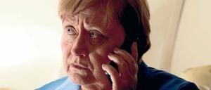 „Schaffen wir das?“. Angela Merkel (Heike Reichenwallner) nutzt jede Gelegenheit zwischen ihren Terminen am 4. September 2015, um durch Telefondiplomatie eine europäische Lösung in der Flüchtlingsfrage zu finden.