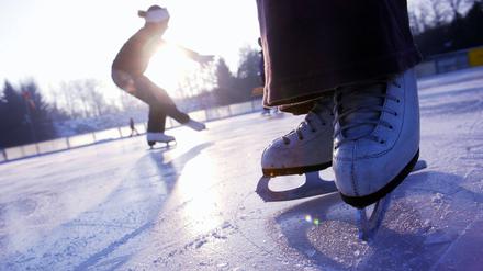 Im Eisstadion an der Oderstraße sorgt die Kontrolle der Coronaregeln für lange Wartezeiten. 
