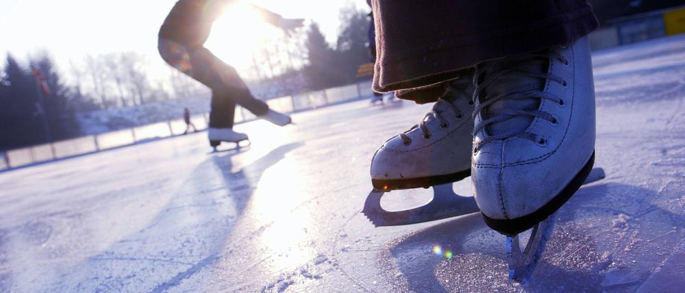 Im Eisstadion an der Oderstraße sorgt die Kontrolle der Coronaregeln für lange Wartezeiten.