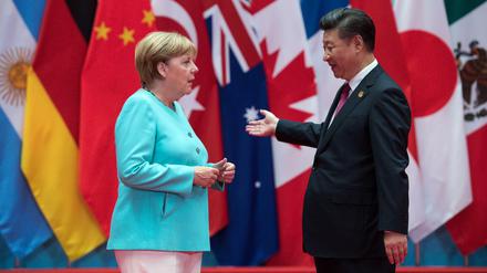 Die deutsche Bundeskanzlerin Angela Merkel (l, CDU) wird vom chinesischen Präsidenten Xi Jinping am 04.09.2016 beim G20-Gipfel in Hangzhou (China) begrüßt. 