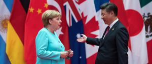 Die deutsche Bundeskanzlerin Angela Merkel (l, CDU) wird vom chinesischen Präsidenten Xi Jinping am 04.09.2016 beim G20-Gipfel in Hangzhou (China) begrüßt. 