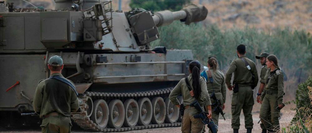 Israel zieht an der libanesischen Grenze Panzer zusammen, um einen angedrohten Angriff der islamistischen Hisbollah-Miliz abwehren zu können.
