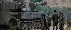 Israel zieht an der libanesischen Grenze Panzer zusammen, um einen angedrohten Angriff der islamistischen Hisbollah-Miliz abwehren zu können.