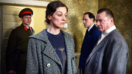 Last der Überlebenden. Antonia (Alexandra Maria Lara) darf zurück in die DDR. Doch über den stalinistischen Terror muss sie schweigen.