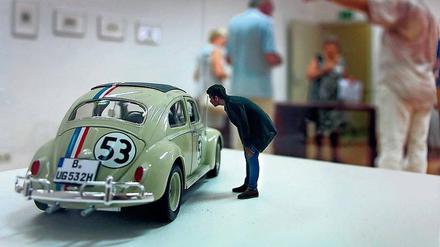 Neugierige willkommen. „Meine erste Tasse Kaffee“ vom Künstler Moritz Frei in der Galerie „Weißer Elefant“ .