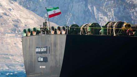 Die iranische Nationalflagge weht auf dem Supertanker "Adrian Darya 1".