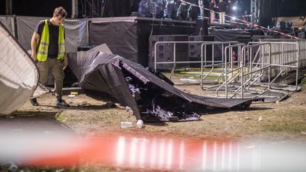 Nach dem Unglück beim Caspar-Konzert steht ein Polizist neben der zerbrochenen LED-Leinwand.