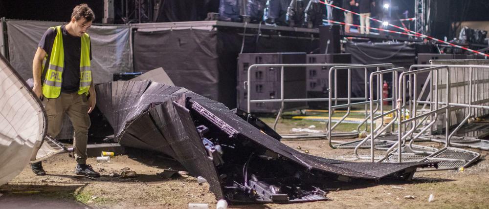 Nach dem Unglück beim Caspar-Konzert steht ein Polizist neben der zerbrochenen LED-Leinwand.
