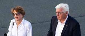 Bundespräsident Frank-Walter Steinmeier und seine Frau Elke Büdenbender gehen auf dem militärischen Teil des Flughafens Tegel zu einem Flugzeug der Flugbereitschaft der Bundeswehr, um nach Lodz zu fliegen. 