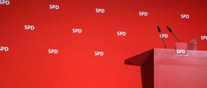 Verwaistes Rednerpult im Willy-Brandt-Haus.