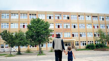 Ein Mädchen aus Syrien mit einem Verwandten in einem Flüchtlingsheim in Berlin-Hellersdorf.