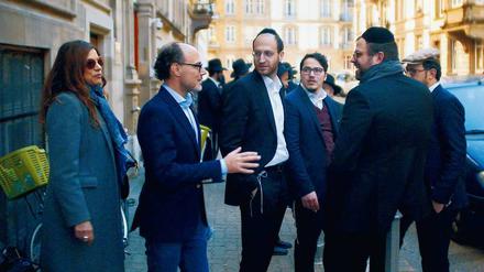 Unterwegs in „Klein-Jerusalem“. Alice Brauner und Yves Kugelmann (2. v. l.) besuchen für ihre Dokumentation unter anderem Straßburg. Ein Jude spüre hier auf der Straße keinen Antisemitismus, erfahren die beiden. 
