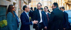 Unterwegs in „Klein-Jerusalem“. Alice Brauner und Yves Kugelmann (2. v. l.) besuchen für ihre Dokumentation unter anderem Straßburg. Ein Jude spüre hier auf der Straße keinen Antisemitismus, erfahren die beiden. 