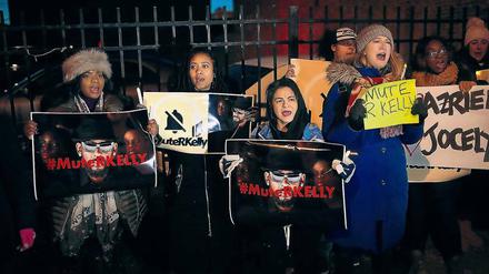 Vor dem Studio des wegen sexuellen Missbrauchs angeklagten R. Kelly in Chicago rufen Demonstrantinnen im Januar zum Boykott auf.